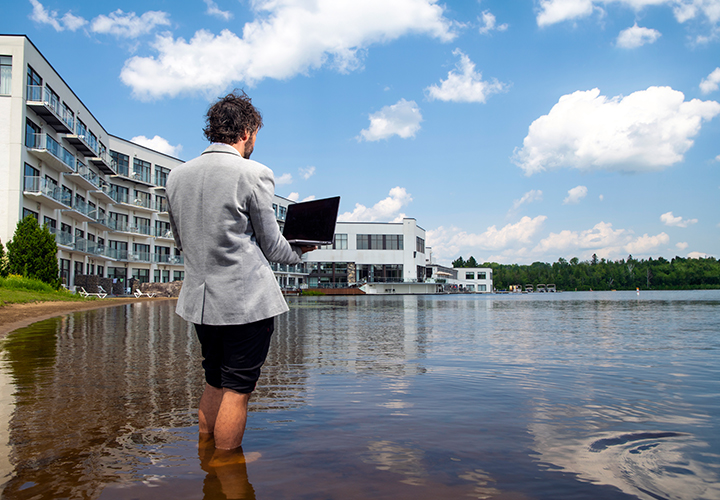 Une mariée entourée de ses meilleures amies dans une belle luminosité.
